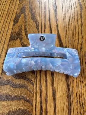 lululemon athletica Iridescent Pearl Blue Marble Hair Claw Clip